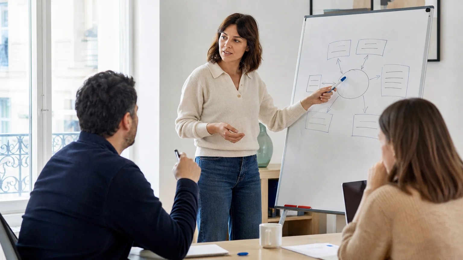 Formatrice indépendante animant une session de formation professionnelle
